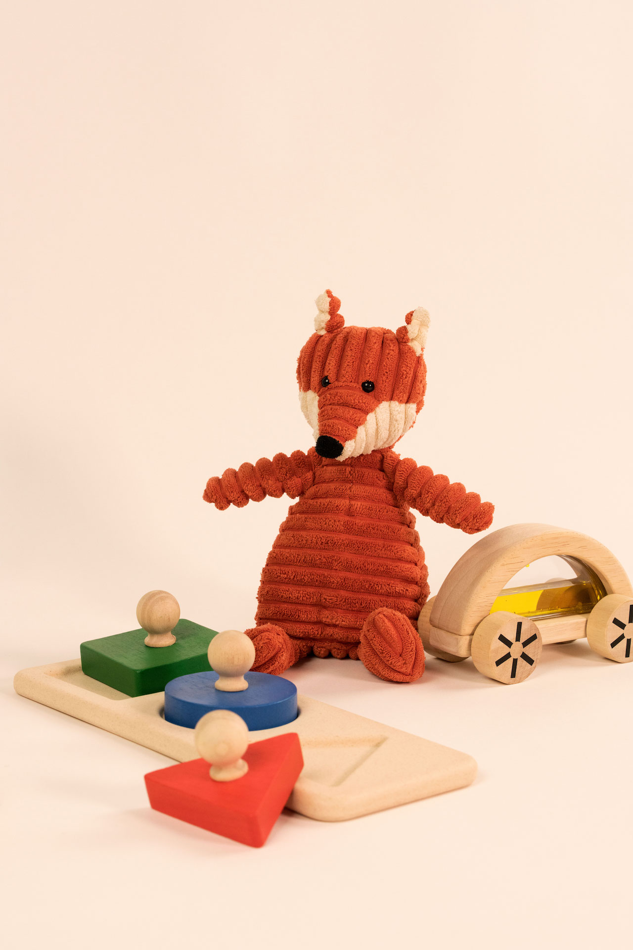 Eclat d'Eveil- mise en scene deux jouets en bois , encastrement et voiture sensorielle