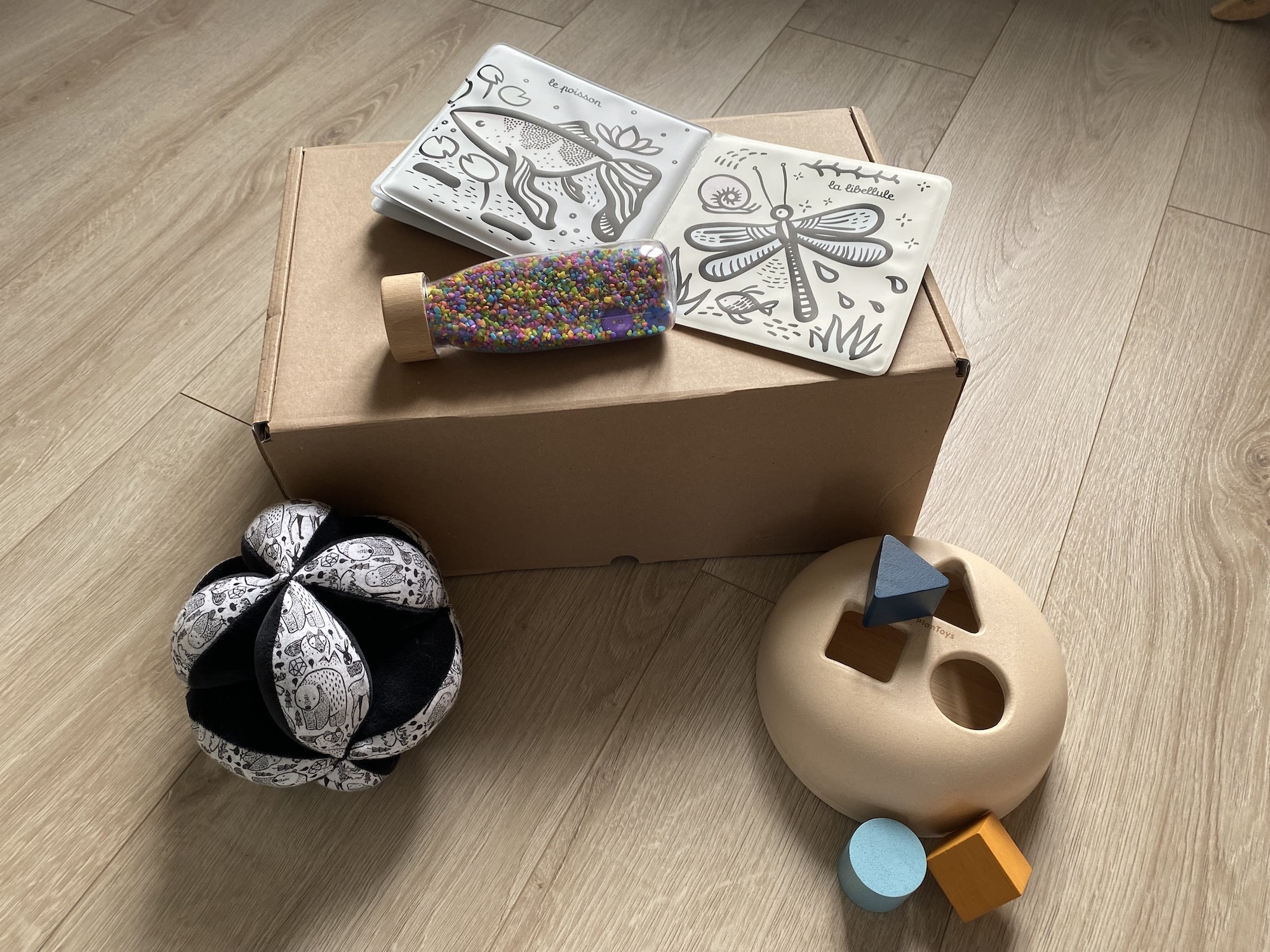 Eclat d'Eveil box jeu évolutives pour enfant - box je fais mes expériences déballée avec ses 4 objets de jeu