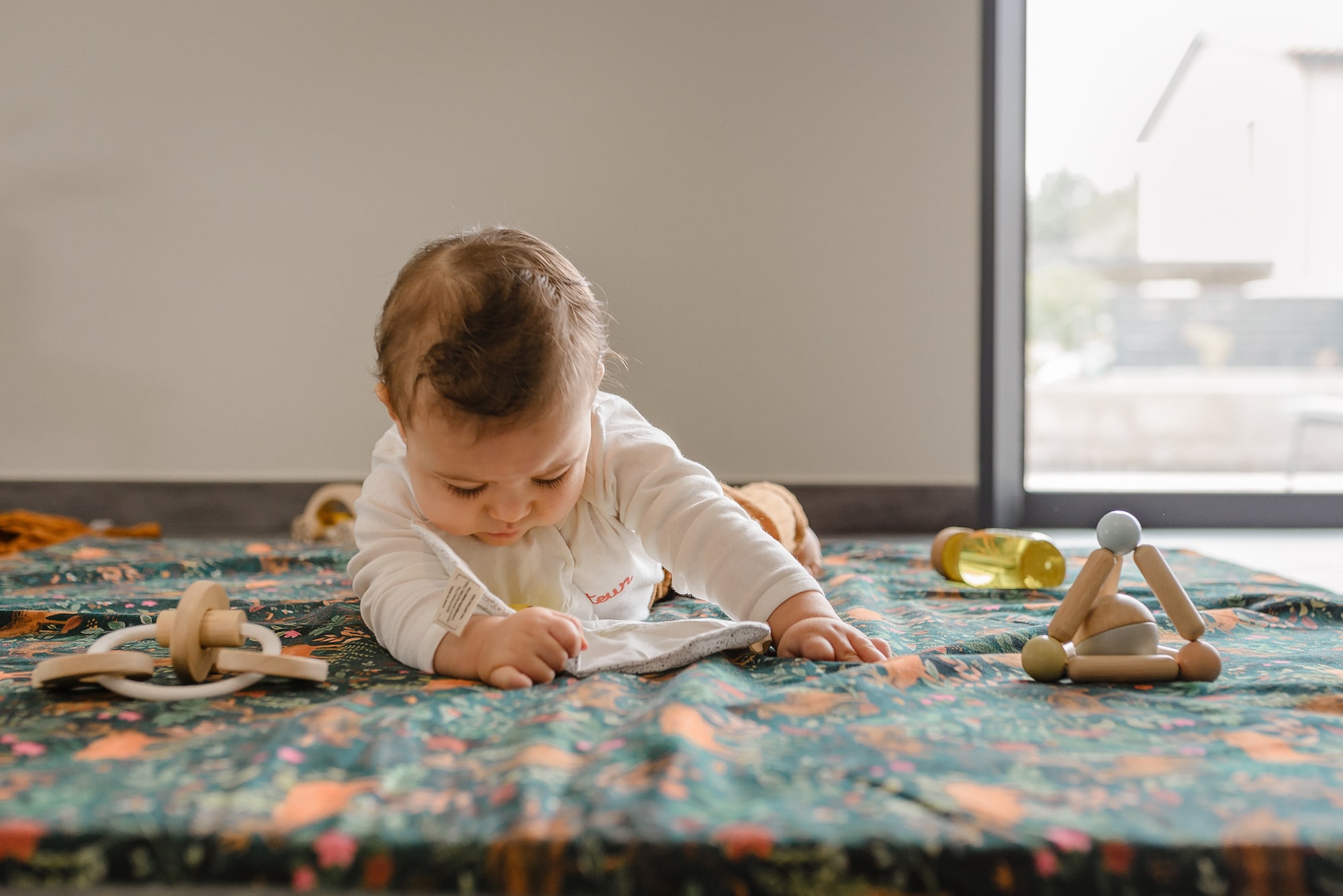 Eclat d'Eveil box jeu évolutives pour enfants - Bebe observe jouets d'eveil sur un tapis